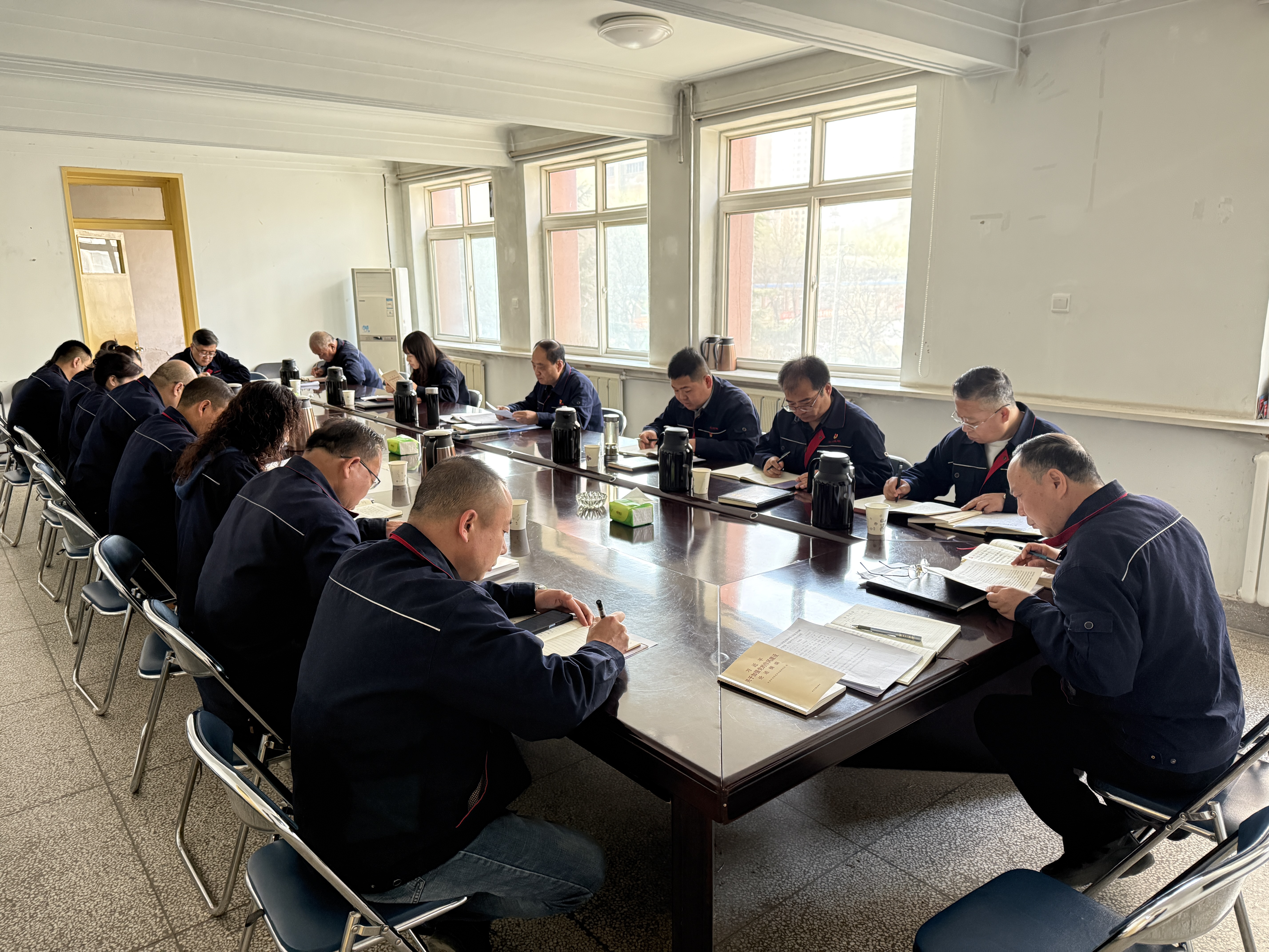 蘭州蘭電黨委舉行深入貫徹中央八項規(guī)定精神學習教育讀書班第二次集中學習暨黨委理論學習中心組研討會議
